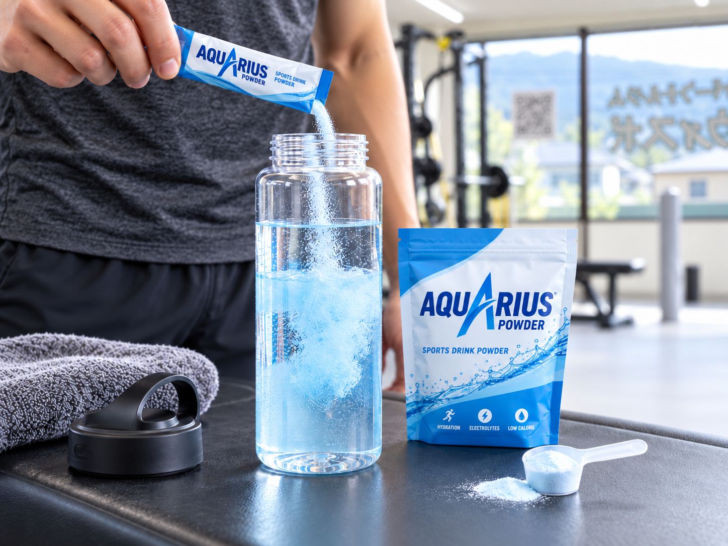 パウダータイプのスポーツドリンクを水に溶かしている様子